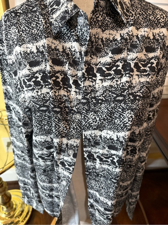 SHEIN Tops - Black & White Printed Women's Button Down Shirt